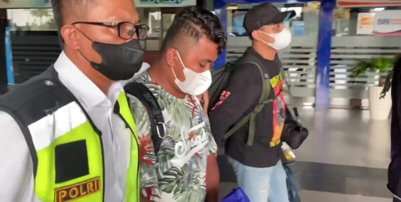 Ini Tampang Pelaku Skimming Bank Riau Kepri saat Tiba di Batam