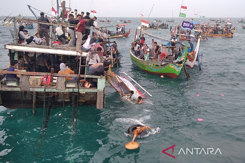 Ratusan Perahu Ramaikan Tradisi Larung Kepala Kerbau di Jepara