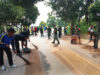Cegah Lakalantas, TNI-Polri Bersama Masyarakat Bintan Bersihkan Pasir di Jalan