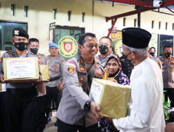 Masyarakat Senang Terima Bantuan Paket Sembako dari Polres Bintan