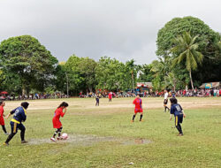 Tim Sepak Bola Wanita di Piala Idul Adha Cup I Tetap Semangat Bertanding Meski Hujan