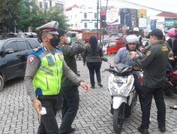 Petugas Gabungan Razia Pajak Kendaraan di Tanjungpinang