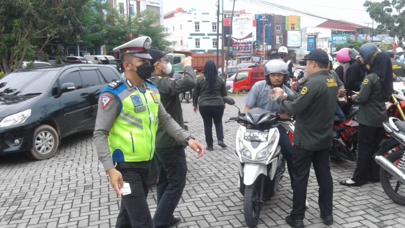 Petugas Gabungan Razia Pajak Kendaraan di Tanjungpinang