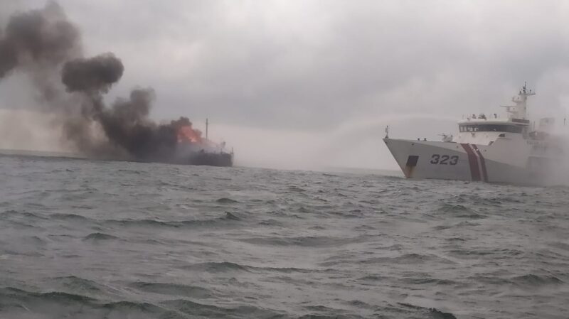 KN Pulau Dana-323 Bakamla RI Padamkan Kapal Terbakar di Perairan Karimun