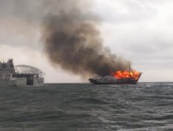 KN Pulau Dana-323 Bakamla RI Padamkan Kapal Terbakar di Perairan Karimun