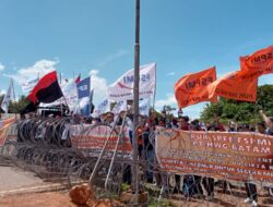 Ratusan Buruh Unjuk Rasa di Kantor Gubernur Kepri