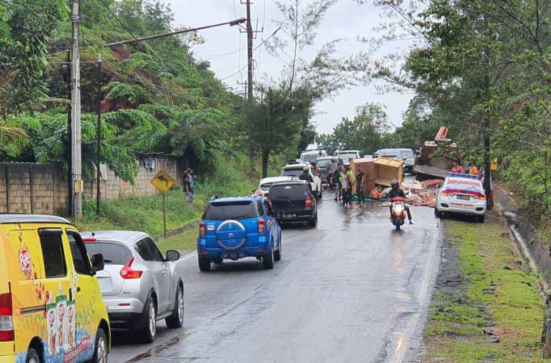 Hindari Aktivitas Pengerjaan Jalan, Truk Tergelincir di Lintas Barat Bintan