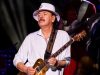 Carlos Santana Ambruk saat Konser di Michigan Akibat Kepanasan dan Dehidrasi