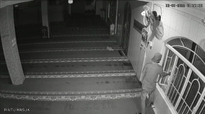Maling Gondol Uang Kotak Infak Masjid Al Falah Terekam CCTV