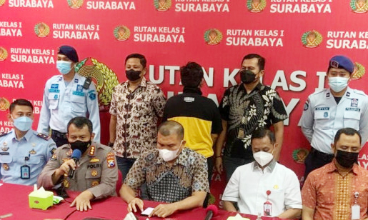Direktur Reserse Kriminal Polda Jatim Kombes Pol Totok Suharyanto di Rutan Klas I Surabaya di Madaeng Sidoarjo, Jumat (8/7). (Foto; Istimewa)