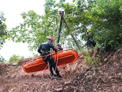 Jatuh dari Pohon, Pencari Madu Dievakuasi Tim Rescue SAR Natuna