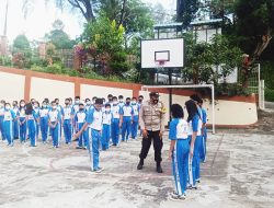 Bhabinkamtibmas Polsek Lubuk Baja Latih Siswa SMP Immanuel Upacara Bendera