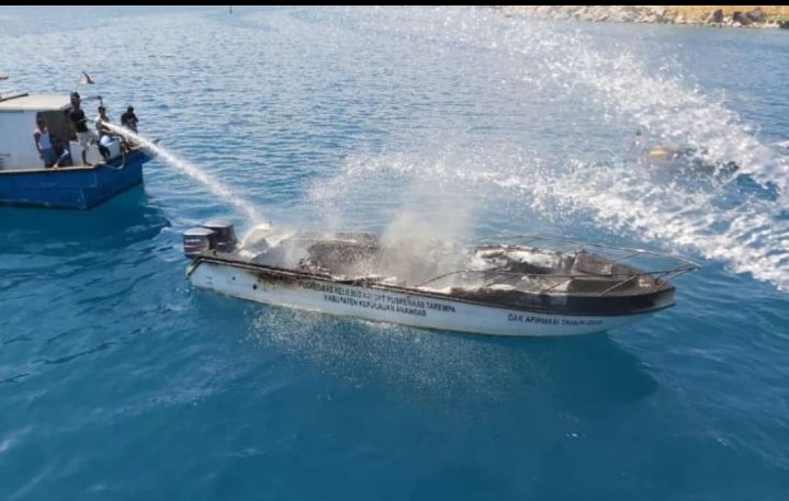 Speed Boat Puskel Anambas Terbakar di Tarempa