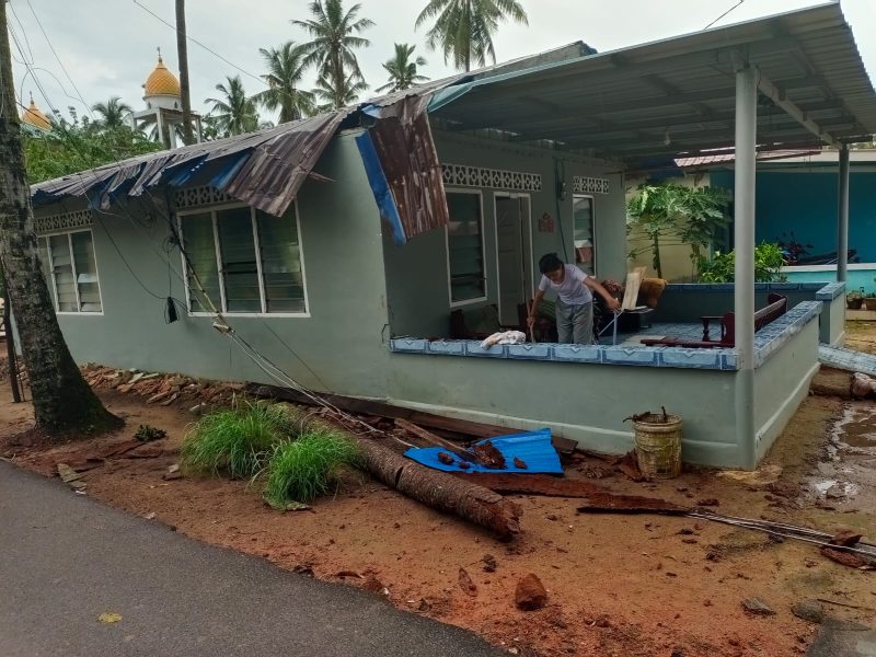 Innalillahi, Siswi SMA Tewas Tertimpa Pohon Kelapa di Batam