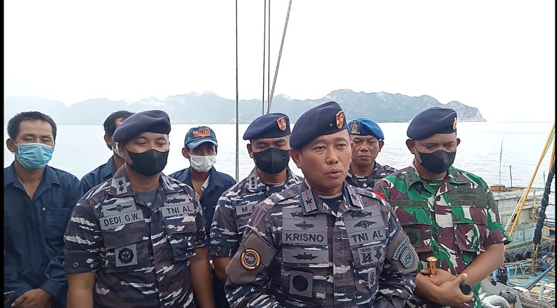 KRI Cut Nyak Dien-375 Amankan Dua Kapal Berbendera Vietnam di Laut Natuna Utara