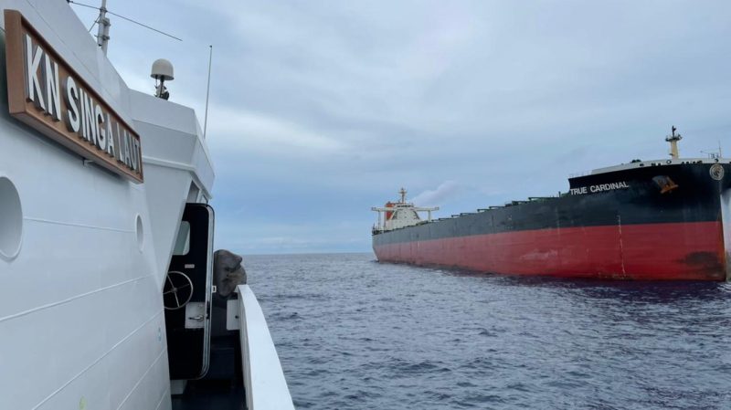 KN Singa Laut-402 Usir Kapal Motor Vessel Berbendera Marshalli Islands