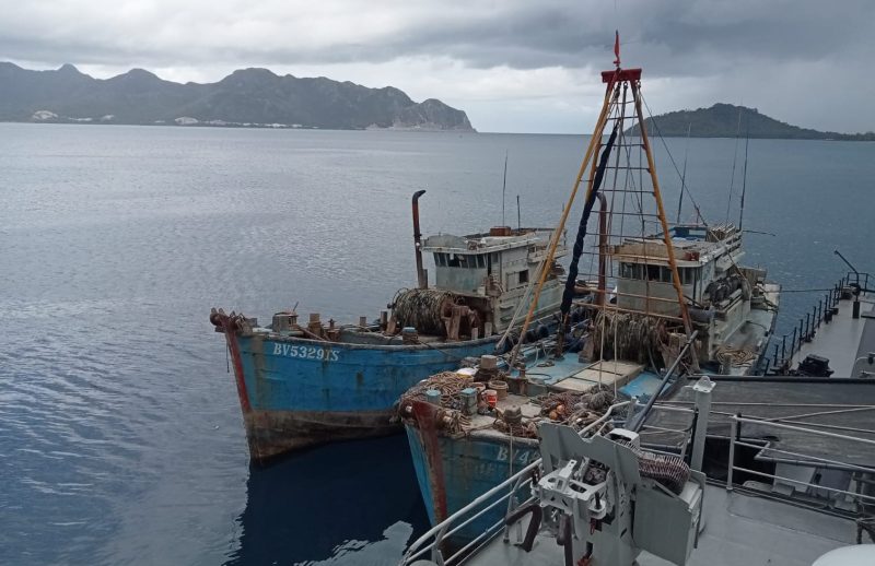 KRI Cut Nyak Dien-375 Amankan Dua Kapal Berbendera Vietnam di Laut Natuna Utara