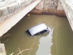 Pengemudi Pusing, Mobil Avanza di Karimun Terjun ke Sungai