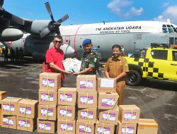 TNI AU Kerahkan Hercules Angkut 2.400 Buku Pelajaran untuk Natuna