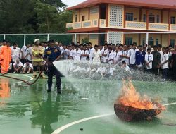 Personel Damkar Ajarkan Pelajar SD Islam Bintan Memadamkan Api