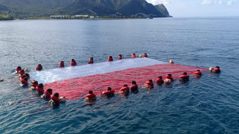 Lanal Ranai Kibarkan Bendera di Bawah Laut Natuna