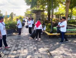 Pegawai PN Tanjungpinang Membersihkan Area Laman Boenda Tepilaut