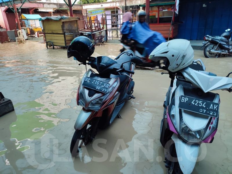 Hujan Deras, Jalan Pasar Malam Karimun Terendam Banjir