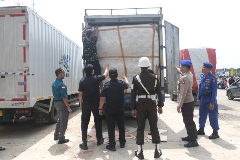 Petugas Gabungan Temukan Sejumlah Barang Diduga Ilegal di Telaga Punggur Batam