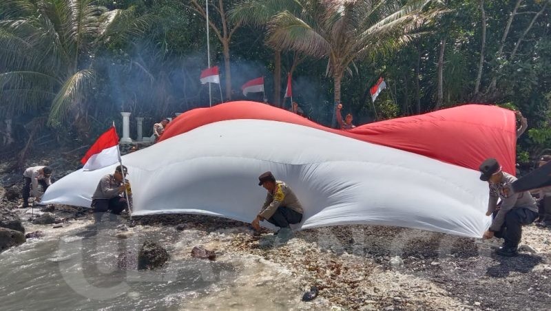 Polsek Bintan Timur Kibarkan Bendera Merah Putih di Pulau Terluar