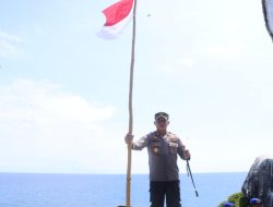 Pengibaran Bendera Merah Putih di Pulau Terluar Kepulauan Anambas, Kapolres Berenang Capai Lokasi