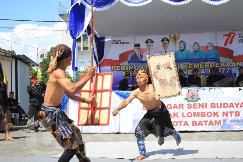 Peresean Kesenian Khas Lombok Pukau Masyarakat Belakang Padang