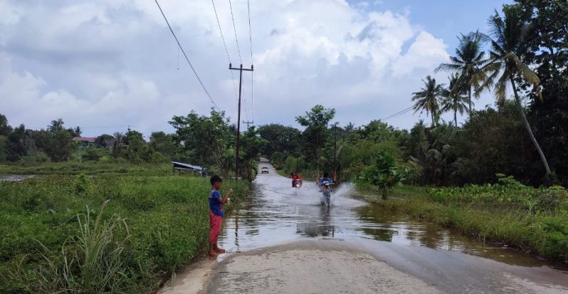 Air Danau Meluap ke Jalan Ganggu Penggendara saat Melintas