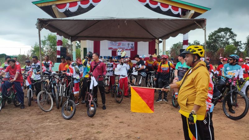 Ratusan Pesepeda Fun Bike Desa Sawang Karimun Tetap Semangat Meski Diguyur Hujan