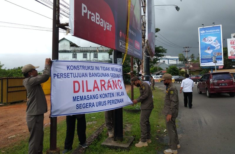 Satpol PP Tanjungpinang Segel 10 Titik Papan Reklame Tak Berizin