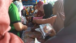 Warga Serbu Bazar Pangan Murah di Pantai Piwang Natuna