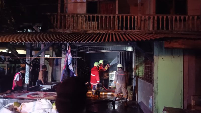 Warung Kelontong di Tanjung Uban Hangus Terbakar