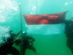 Prajurit Yonmarhanlan IV Tanjungpinang Kibarkan Merah Putih di Dasar Laut Bintan
