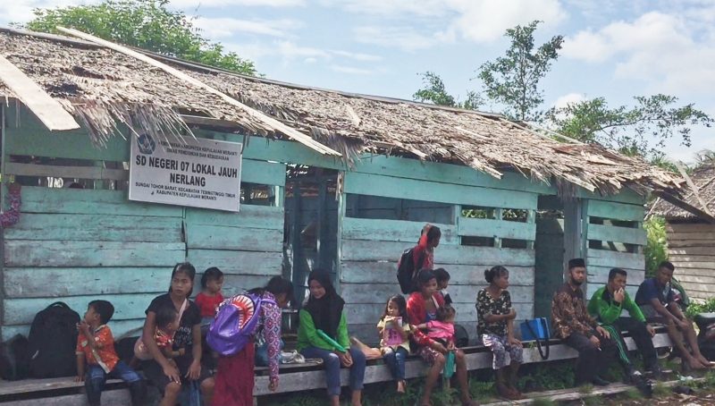 Mahasiswa Kukerta UNRI Prihatin Kondisi SDN 07 Lokal Jauh Nerlang Meranti