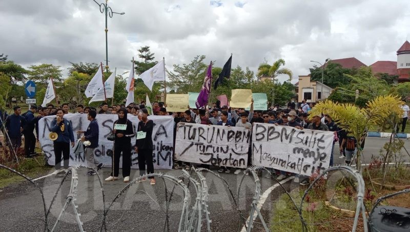 Tolak Kenaikan BBM, Ratusan Mahasiswa Geruduk Kantor DPRD Bintan