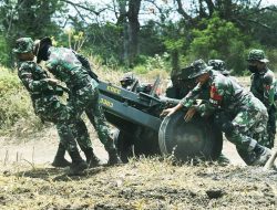 Personel Yonarmed 11 Kostrad Berlatih Menembak Meriam di Puslatpur Marinir