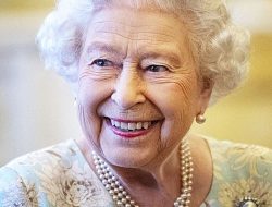 Ratu Elizabeth II Tutup Usia, Warga Inggris Naikan Bendera Setengah Tiang