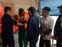 KSOP Kijang Bagikan Life Jacket kepada Penambang Pompong Bintan Pesisir