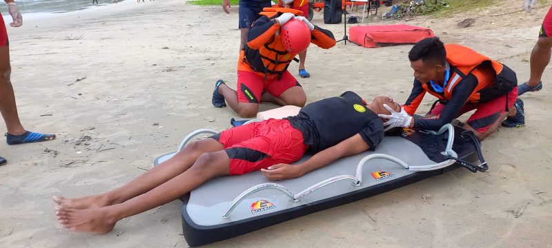 Basarnas Natuna Selamatkan Tiga ABK KM Yaser yang Tenggelam di Perairan Pantai Tanjung
