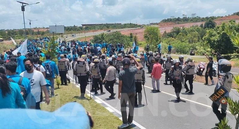Unjuk Rasa Mahasiswa di DPRD Kepri