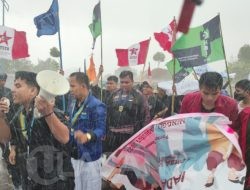 Mahasiswa Kecewa, Sudah Hujan-Hujanan Malah Dicuekin Gubernur Kepri