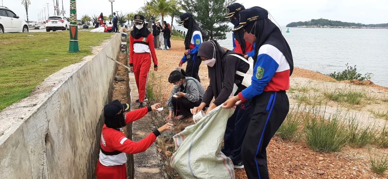 Aksi WCD 2022, Ratusan Relawan Bersihkan Tugu Sirih Tepi Laut Tanjungpinang