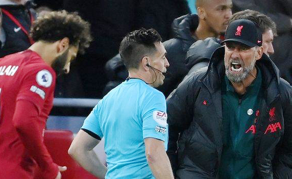 Pelatih Liverpool Jurgen Klopp protes kepemimpinan wasit.(Foto: BBC)