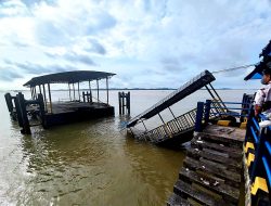 Jembatan Ponton Pelabuhan Sri Tanjung Gelam Roboh Dihantam Badai
