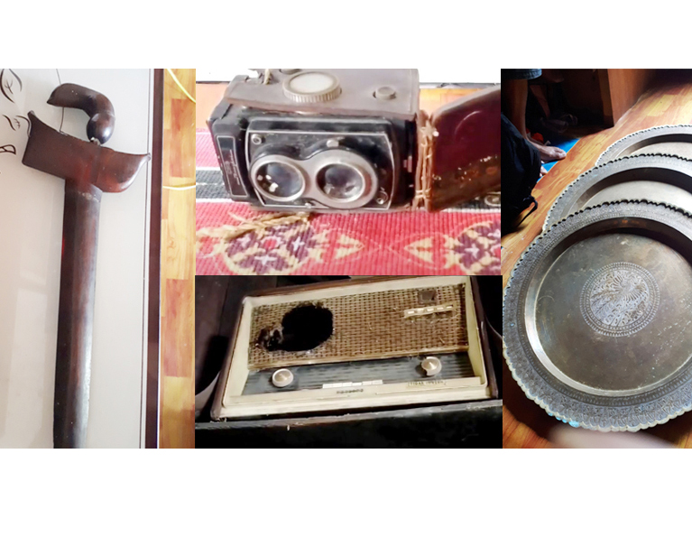 Beberapa barang peninggalan di Rumah Tua Melayu Berakit. (Foto: Ulasan.co)