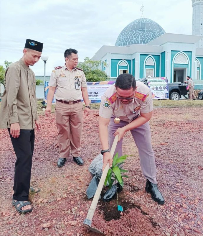 Tanam 300 Bibit Buah-Buahan, Karantina Pertanian Tanjungpinang Hijaukan Halaman Masjid Agung Nur Ilahi